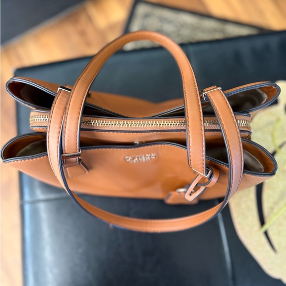 GUESS tan bag 💼 - Picture 3 of 9